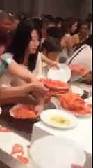 Des touristes Chinois à un buffet à volonté en Thilande