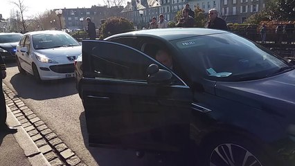 Le Ministre de l'économie hué a son arrivée à Condé-sur-Noireau
