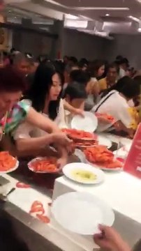Des touristes chinois se jettent sur un buffet