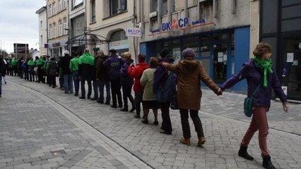Marche à reculons dans le piétonnier d'Arlon pour défendre la sécurité sociale