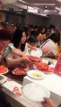 Des touristes chinois dévalisent un buffet en Thaïlande