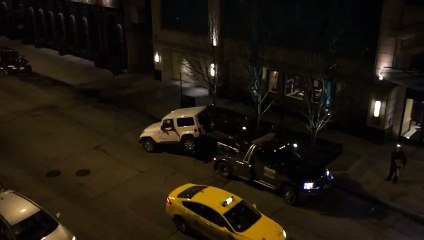 Une Jeep échappe à un camion de la fourrière