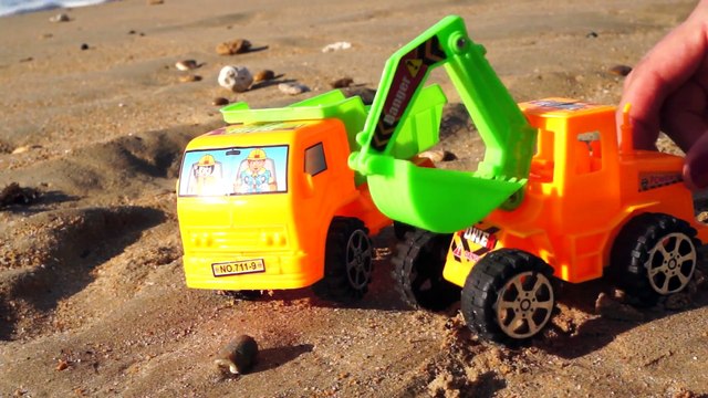 Машинки для детей. Развивающее видео. Машинки строят маяк из песка.