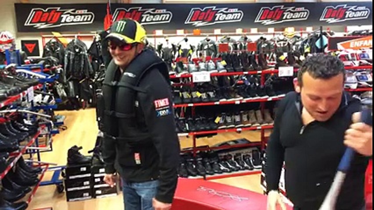 Test de résistance d'un gilet airbag avec une batte de baseball (FRANCE)