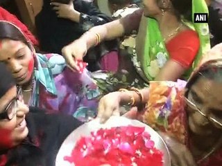 Muslim women play Holi in Varanasi