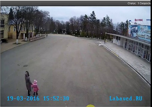 3 piétons presque tués par la chute d'un toit. Dingue....