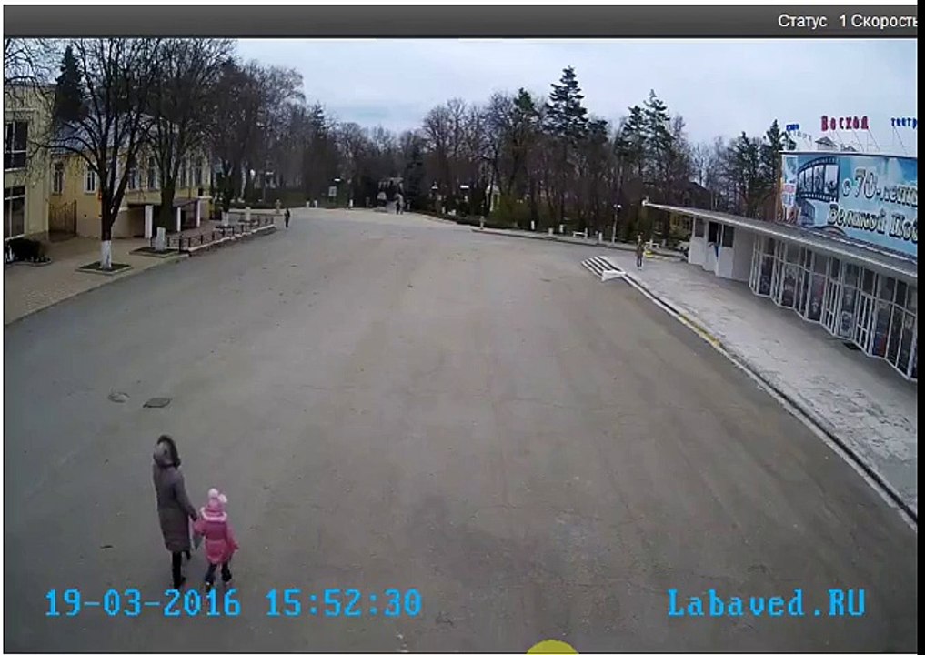 3 piétons presque tués par la chute d'un toit. Dingue....