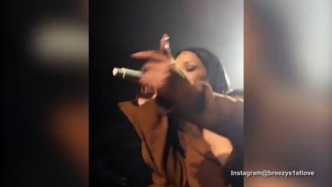 Rihanna fait monter un fan sur scène lors de son concert