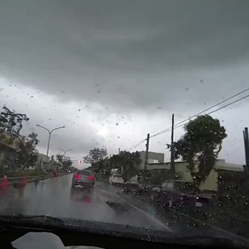 Une tornade passe sur une route et ravage tout sur son passage en laissant un petit cadeau au milieu de la route