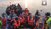 Llegan a las islas griegas observadores turcos para supervisar el acuerdo UE-Ankara, mientras sigue el flujo de migrantes
