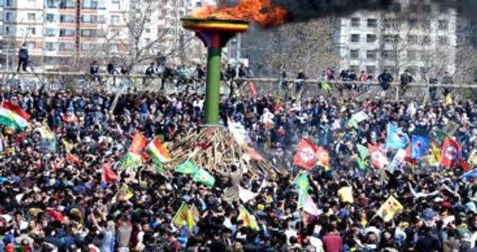 Diyarbakır'daki Nevruz Alanında PKK Bayraklarından Daha Fazla Barzani Bayrağı Vardı