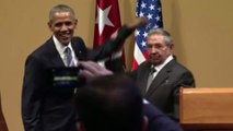 Un incómodo Obama rechaza que Raúl Castro alce su mano
