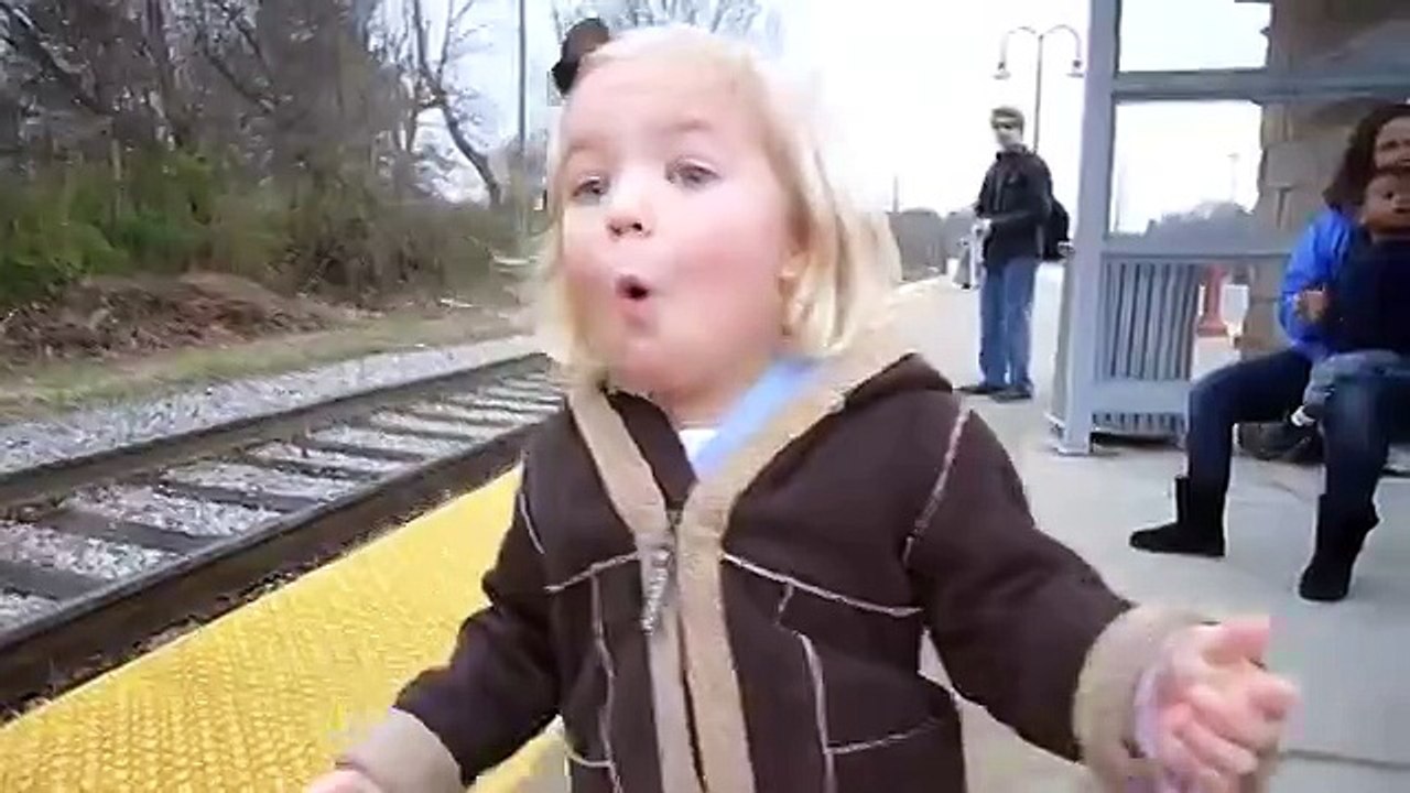 Реакция 3-ех летней девочки на поезд. The reaction of 3-year-old girl ex train