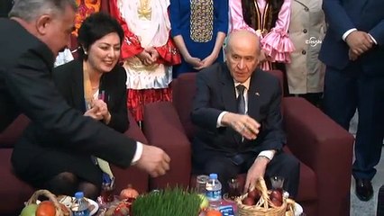 Partisinin Nevruz kutlamasına katılan Bahçeli, yumurta tokuşturdu