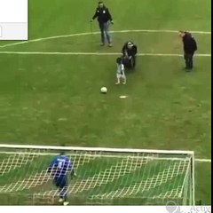 طفل  يُقلِّد احتفالية كريستيانو رونالدو.