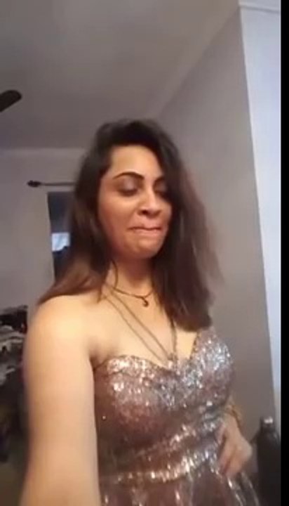 Indian Model Arshi Khan New Video Message To Shahid Afridi . Arshi Badnam hoi Afridi Tere lye .