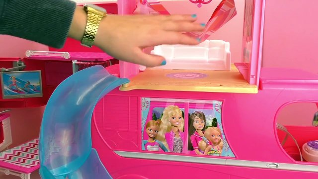 Barbie Camping français comparaison entre le Glam Camper et le Camper supers vacances
