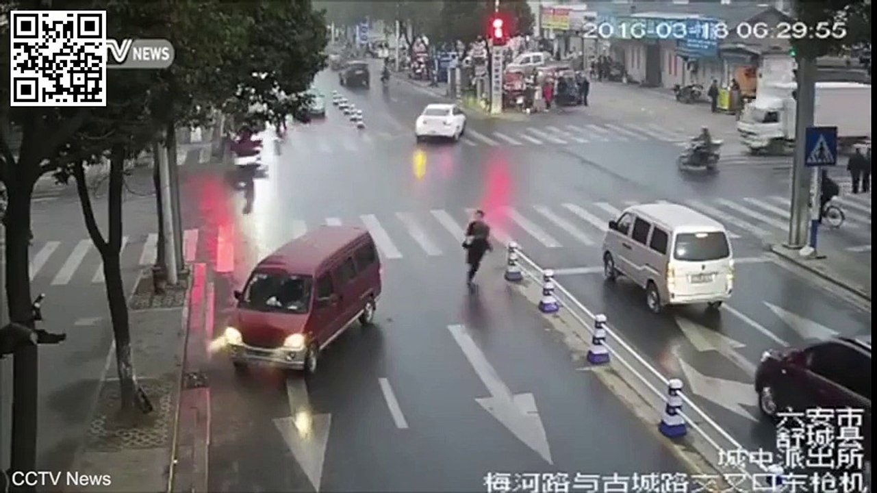 Na China, van atropela mulher na faixa de pedestre e continua arrastando por mais alguns metros