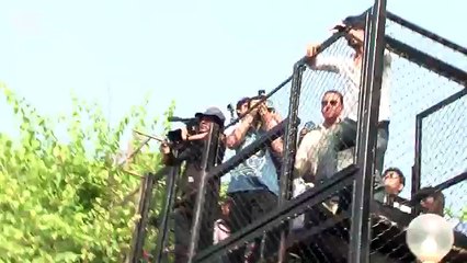 Download Video: Shahrukh Khan Waves To Fans At Mannat on His 50th BIRTHDAY - Downloaded from youpak.com