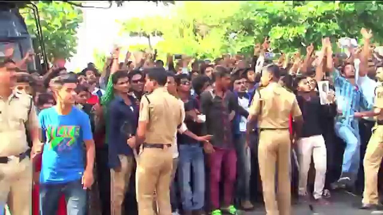Shahrukh Khan's 50th Birthday With Fans _ LehrenTV - Downloaded from youpak.com