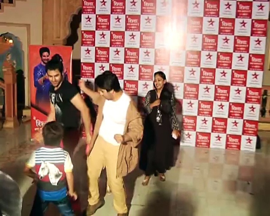 Yeh Rishta Kya Kehlata Hai completes 1200 episodes! Entire star cast party & dance [SD, 480p]