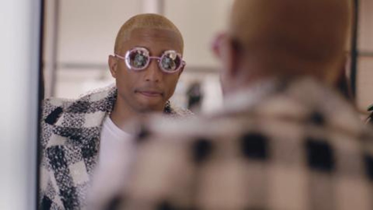 Suivez Pharell Williams quelques heures avant le show Chanel