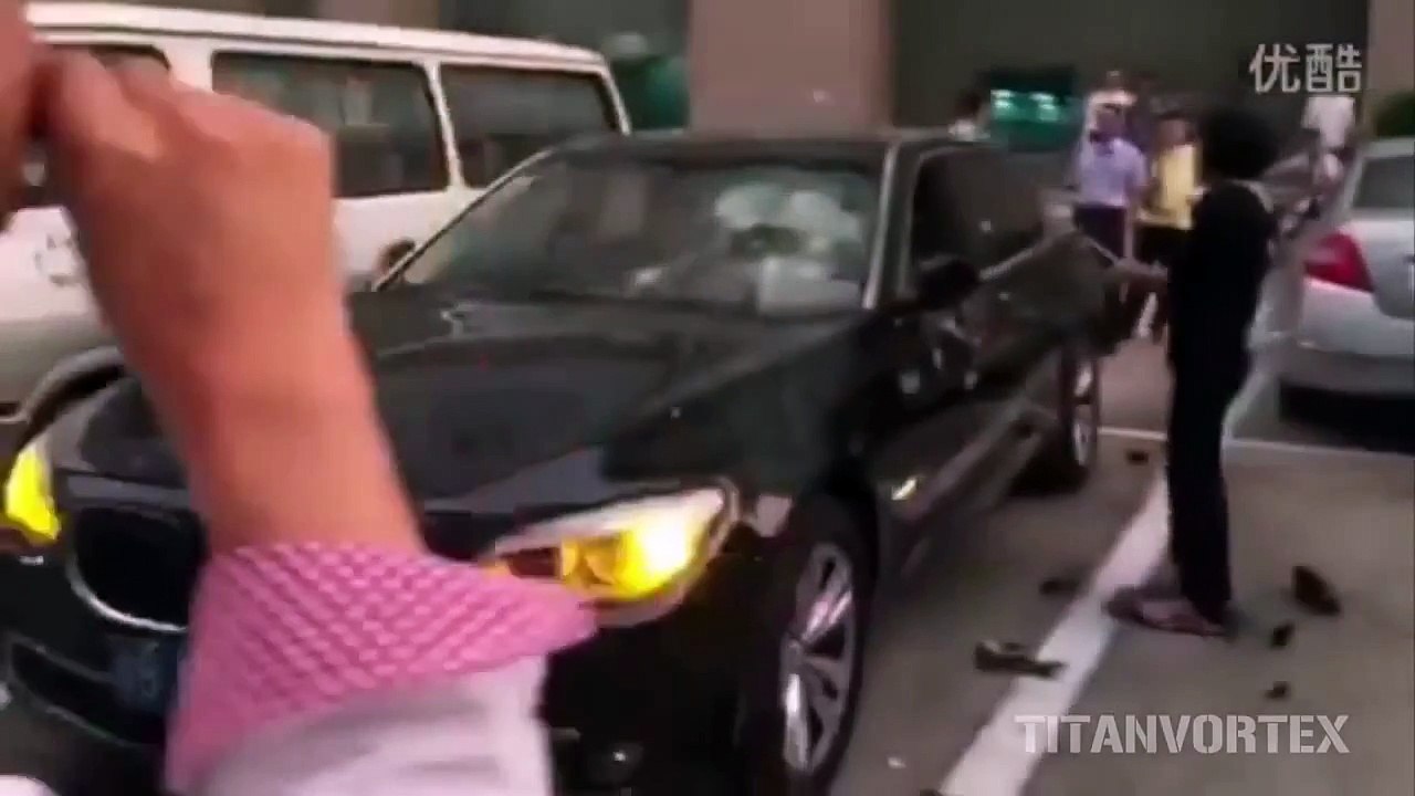 Elle détruit la BMW de son mari à coups de marteau