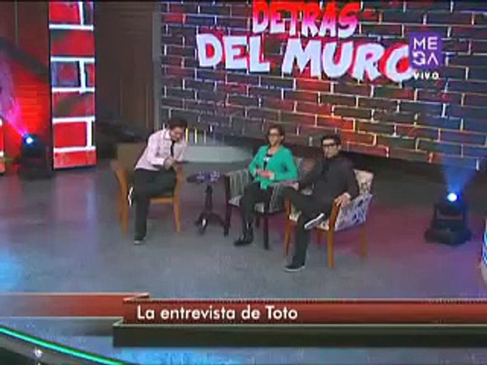 Detrás del muro MCC Toto Conversando entre Tres II