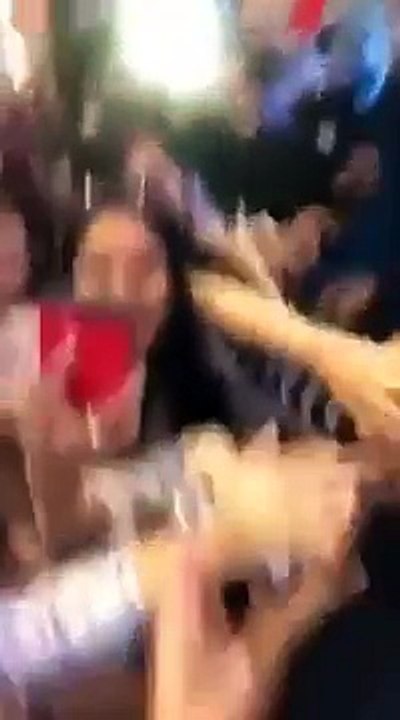 Dilwale Shahrukh Khan Selfie Video In Dubai With Fans 2015 - Downloaded from youpak.com