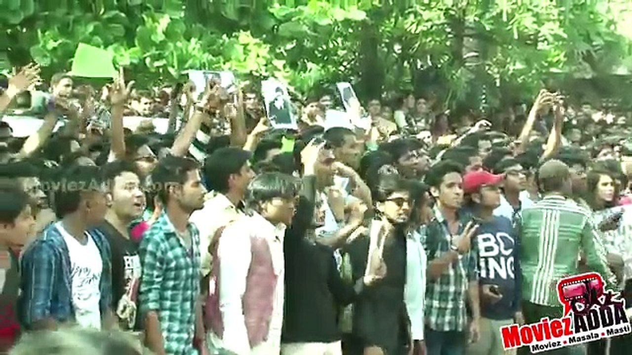 (Video) Shahrukh Khan Celebrates 50th Birthday With FANS @ Mannat - Downloaded from youpak.com