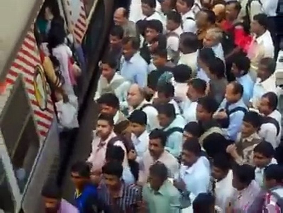 Lo difícil que es subir al tren en Japon