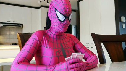 スパイダーマンvsピンクSpidergirl vsジョーカーの実生活です！ Spidergirl Hypnotizedす！ スーパーヒーロー映画