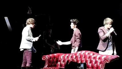 One Direction trying dance like Shakira