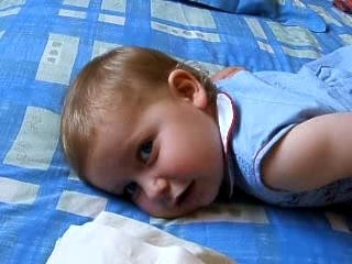 Angèle faisant la fofolle sur le lit de Pap et Mam
