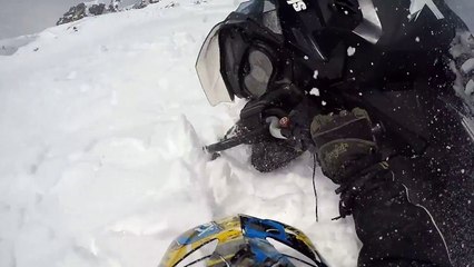 Emporté par une avalanche avec sa motoneige, il survit miraculeusement