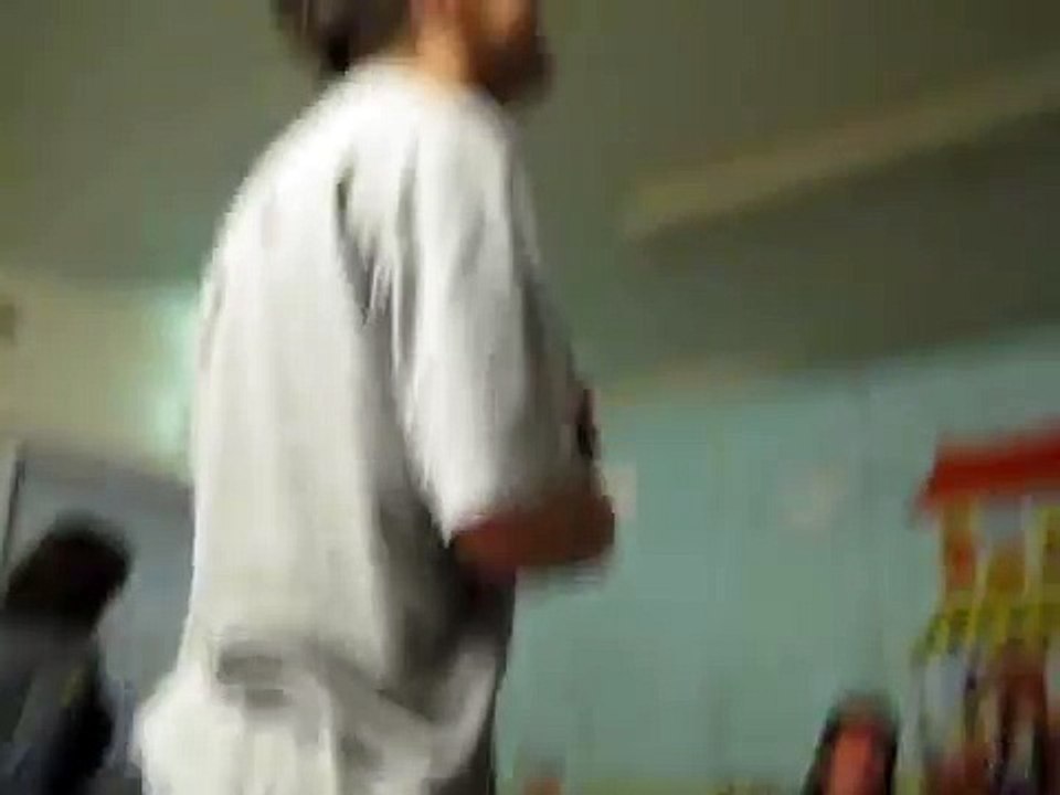 Rik maakt een flesje bier open