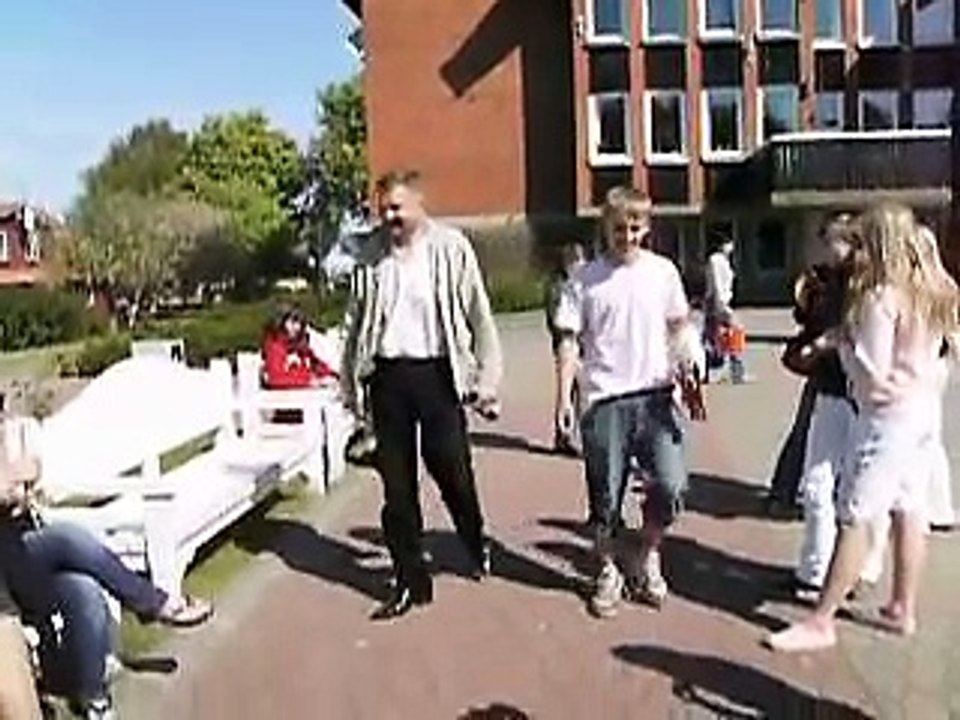 LEEDU MEES SEBIB ASTUT