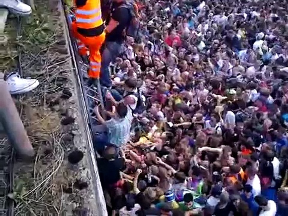 Loveparade 2010   Massenpanik am Tunnel   Aufnahmen von oben  15 sterben   tote!