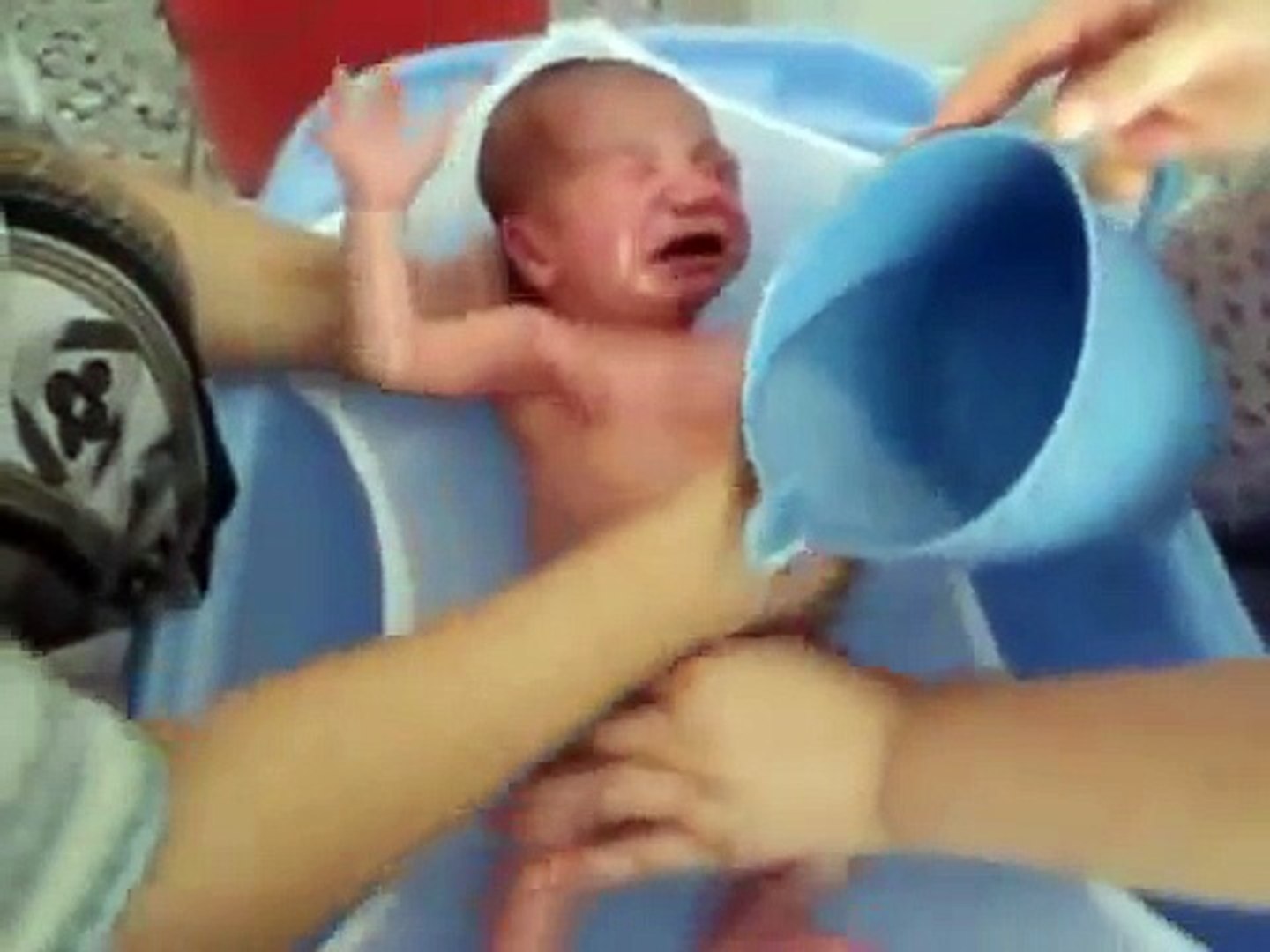 bebek nasıl yıkanır,video,bebeğin banyosu nasıl yapılır,bebeğin ilk banyosu, bebek banyosu - video Dailymotion