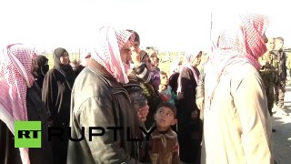 Syrien: Russische Soldaten verteilen an Menschen aus der Provinz von Homs humanitäre Hilfe