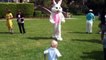Oui, le lapin de Pâques est juste flippant. Pauvres gamins