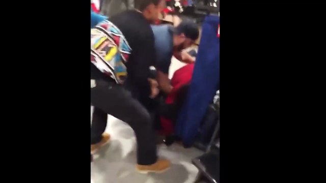 Bagarre générale dans le magasin Foot Locker