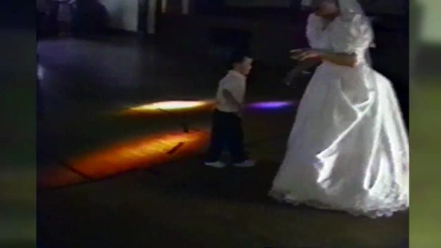 Ce gamin défonce tout sur la piste de danse... Ahaha