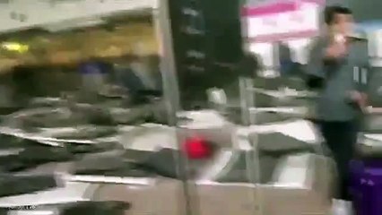 下载视频: Attentats en Belgique: Vidéo à l'intérieur de l'aéroport Zaventem de Bruxelles après l'explosion - FUTURPOP