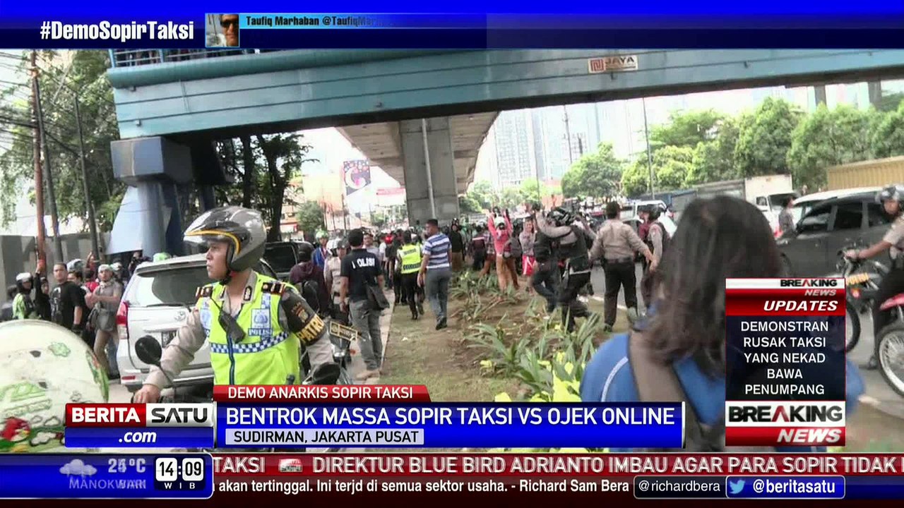 Suasana Bentrokan Sopir Taksi dengan Ojek Online