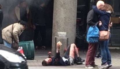 Brüksel'deki Metro Patlamasından Sonra Öpüşen Çift Dikkat Çekti