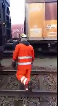 Méthode risquée pour 2 wagons de trains en marche