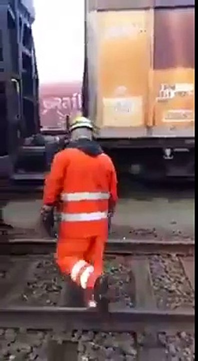 Méthode risquée pour 2 wagons de trains en marche