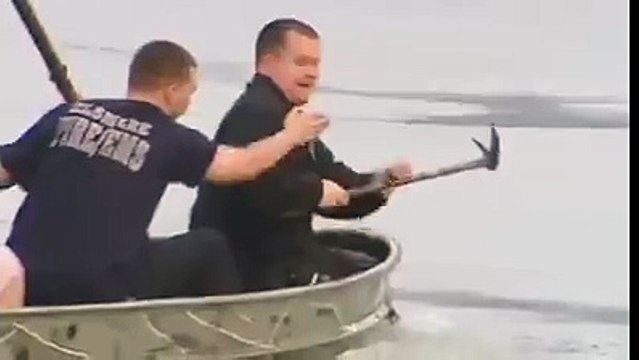 Un chien piégé dans un lac gelé secouru par des hommes