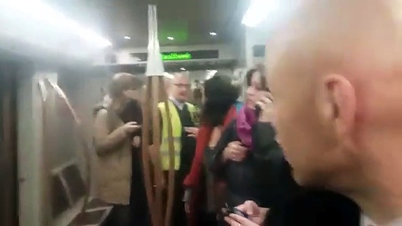 Des personnes bloquées dans une rame de métro suite à l'explosion à Maelbeek